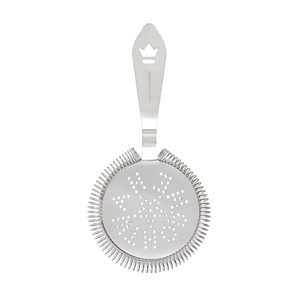 Cocktail Kingdom L-Antique Style Strainer na beloj pozadini