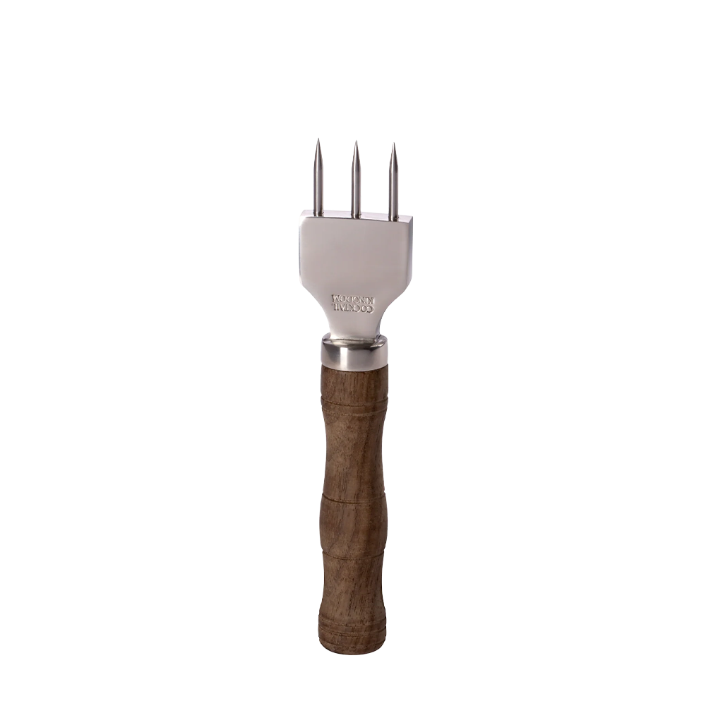 Cocktail Kingdom Pitchfork Ice Pick na beloj pozadini