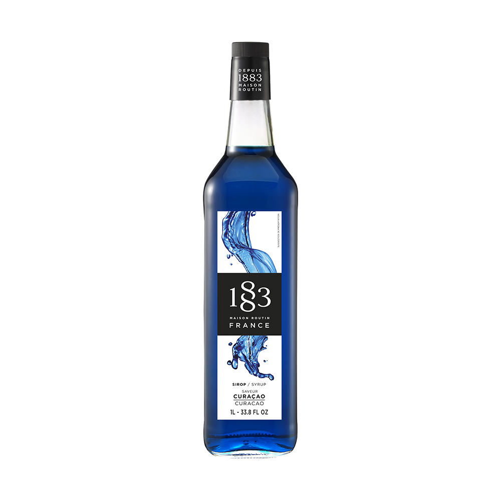 maison routin 1883 flaša sirupa ukusa blue curacao na beloj pozadini